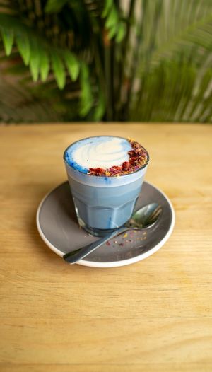 BLUE LATTE: Blue spirulina, vanilla, agave, and choice of milk. at Frutas Prohibidas in Madrid