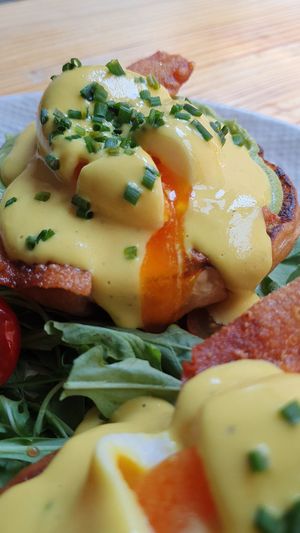 CLASSIC EGGS BENEDICT: Two WEVOs (vegan eggs) on sourdough brioche, avocado and hummus cream, crispy vacon and hollandaise sauce at Frutas Prohibidas in Madrid