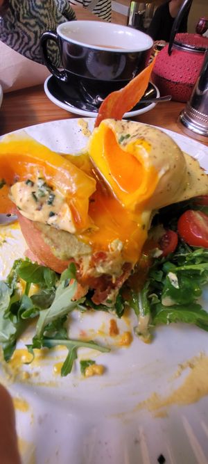 Eggs Benedict at Frutas Prohibidas in Madrid