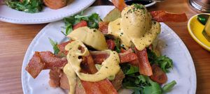 Eggs Benedict at Frutas Prohibidas in Madrid