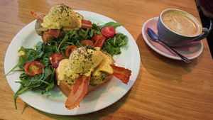 Huevos benedict clasicos at Frutas Prohibidas in Madrid