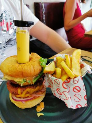 Vegaina Burger at Frutas Prohibidas in Madrid