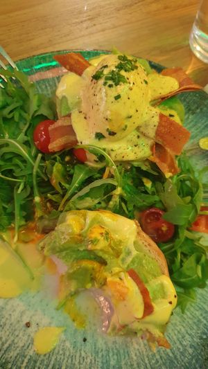 Wevos Benedict vegano clásico at Frutas Prohibidas in Madrid