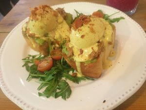 Eggs Benedict with pulled pork at Frutas Prohibidas in Madrid