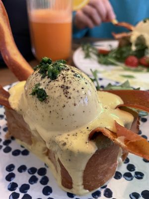 Huevos benedict  at Frutas Prohibidas in Madrid