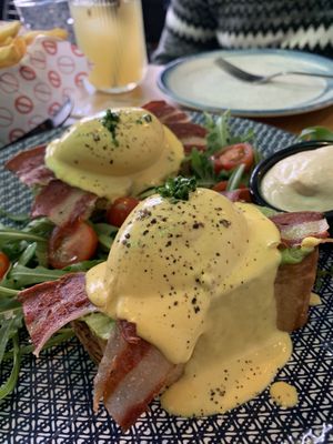 Huevos Benedict Clásicos  at Frutas Prohibidas in Madrid
