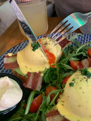 Huevos Benedict Clásicos  at Frutas Prohibidas in Madrid