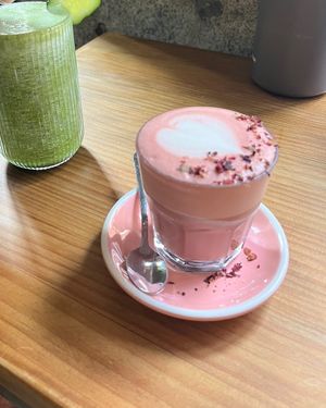 Red velvet latte y purificación jugo  at Frutas Prohibidas in Madrid