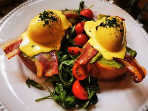 Classicos egg benedict with bacon at Frutas Prohibidas in Madrid