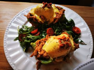 Egg benedict with pulled pork at Frutas Prohibidas in Madrid