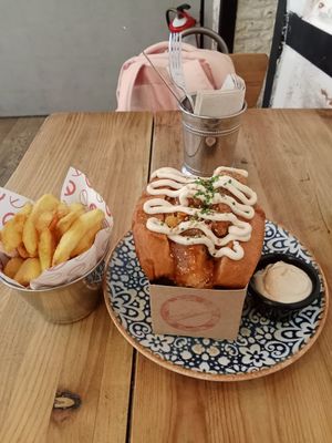 Sándwich de revuelto y pollo frito at Frutas Prohibidas in Madrid