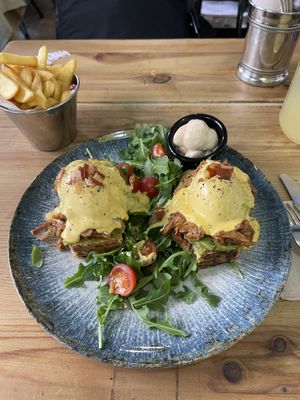 WEVOs Benedict con pulled pork BBQ  at Frutas Prohibidas in Madrid