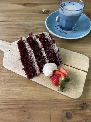 Red velvet cake y blue latte  at Frutas Prohibidas in Madrid