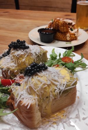 "Wevos Benedict trufados" y "Korn Ribs" at Frutas Prohibidas in Madrid