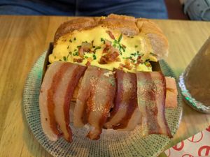 Facon cheese and scramble at Frutas Prohibidas in Madrid