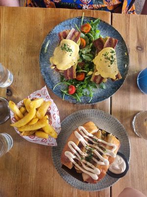 Benedict clásico con papas y Sando Pollo frito. De 10!!! at Frutas Prohibidas in Madrid