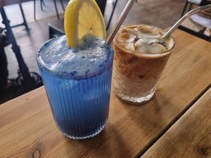 Limonada de piña y espirulina y ice latte con soja. at Frutas Prohibidas in Madrid