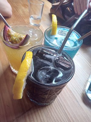 Limonadas de maracuya, carbón y espirulina azul at Frutas Prohibidas in Madrid