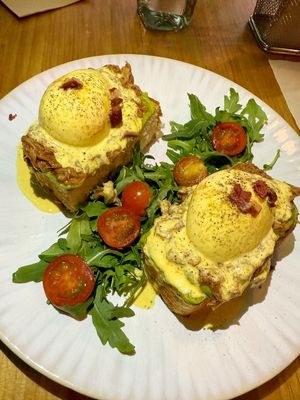 El local es pequeño y no permite reservas pero toda la comida que probamos estaba riquísima y el trato del personal muy bien también. at Frutas Prohibidas in Madrid