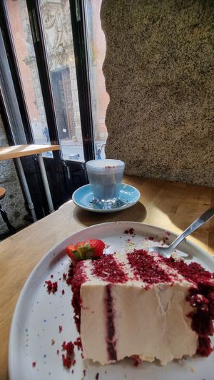 Red velvet with view at Frutas Prohibidas in Madrid