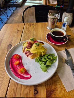 Eggs benedict at Frutas Prohibidas in Madrid
