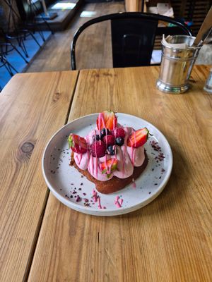 Brioche with cream and berries at Frutas Prohibidas in Madrid