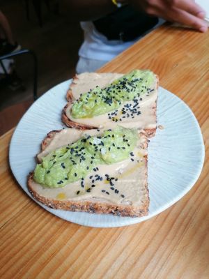 Hummus and guacamole toasts at Frutas Prohibidas in Madrid