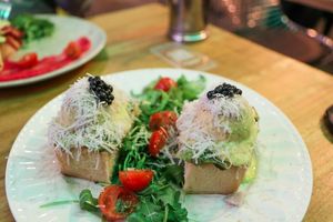 eggs benedict at Frutas Prohibidas in Madrid