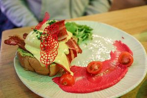 eggs benedict at Frutas Prohibidas in Madrid