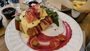 Huevos Benedict en brioche at Frutas Prohibidas in Madrid