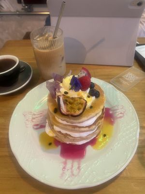 Elevation of pancake stack - nice & tall  at Frutas Prohibidas in Madrid