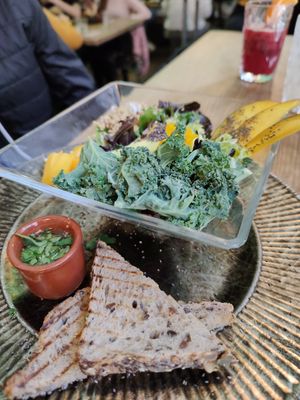 Ensalada at Frutas Prohibidas in Madrid