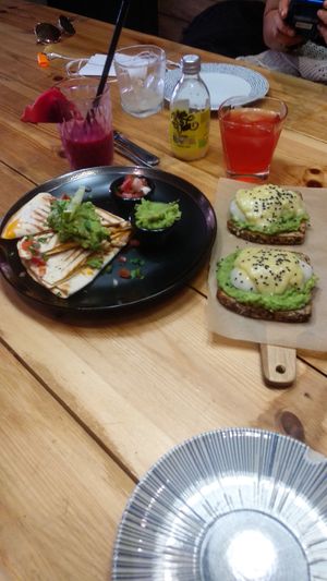 Quesadilla y huevos Benedict at Frutas Prohibidas in Madrid