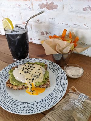 benedict "egg" toast with fries, lemonade with activated carbon at Frutas Prohibidas in Madrid