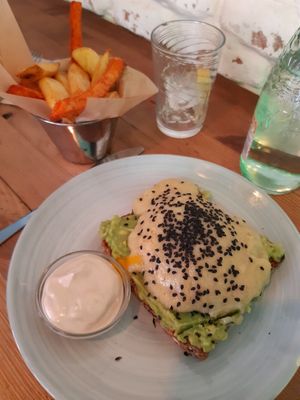 Vegan egg toast at Frutas Prohibidas in Madrid
