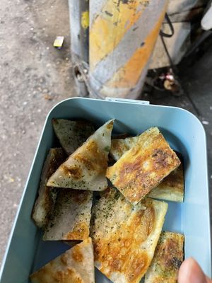Seaweed flavor  at Féng Jiǎ Dān Dān Xiāng Cōng YóuBǐng 逢甲丹丹香蔥油餅 in Taichung