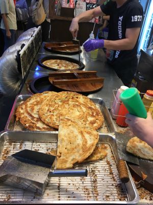So many pancakes at Féng Jiǎ Dān Dān Xiāng Cōng YóuBǐng 逢甲丹丹香蔥油餅 in Taichung