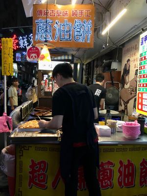 Line up to order at Féng Jiǎ Dān Dān Xiāng Cōng YóuBǐng 逢甲丹丹香蔥油餅 in Taichung