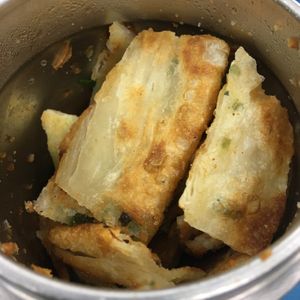 Wasabi flavor (in my own container) at Féng Jiǎ Dān Dān Xiāng Cōng YóuBǐng 逢甲丹丹香蔥油餅 in Taichung