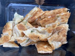 Quarter sheet, plum flavored at Féng Jiǎ Dān Dān Xiāng Cōng YóuBǐng 逢甲丹丹香蔥油餅 in Taichung