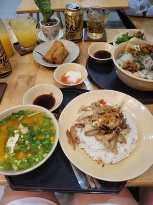 Rice-/ and noodleset, springrolls at Nâunâu in Ho Chi Minh City