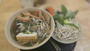 Amazing Pho (and ordered a side dish of extra fried tofu) washed down Kombusha at Nâunâu in Ho Chi Minh City