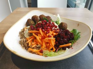 Vegan Falafel Bowl at Dean & David in St Gallen