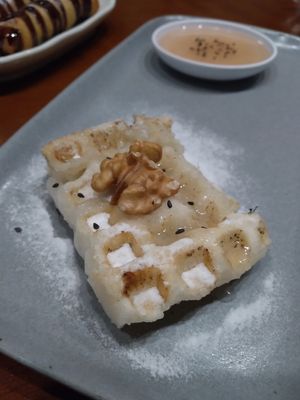 Tokffle (waffle de arroz) com xarope caseiro de nozes e canela at Ryu in Rio De Janeiro