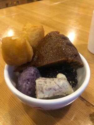 Piling up the yummy sweets in my bowl  at Pǐn Lián SùShí 品莲素食 in Sanya