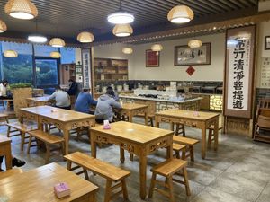 Tables at Pǐn Lián SùShí 品莲素食 in Sanya