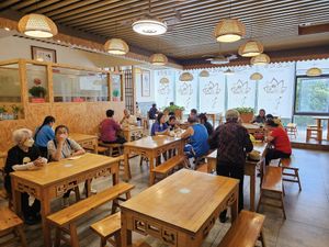 The inside of the restaurant at Pǐn Lián SùShí 品莲素食 in Sanya