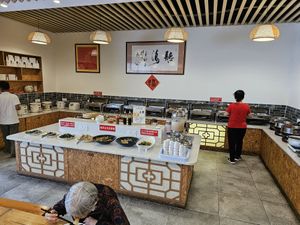 Buffet spread at Pǐn Lián SùShí 品莲素食 in Sanya