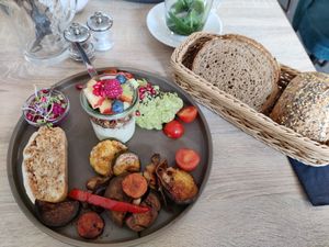 Breakfast plate "Vegan Dream" at Café Gretchen in Cologne