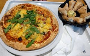 Pizza anti Pasti mit Pizzabrötchen mit veganer Kräutercreme at Food Fakultät in Dortmund